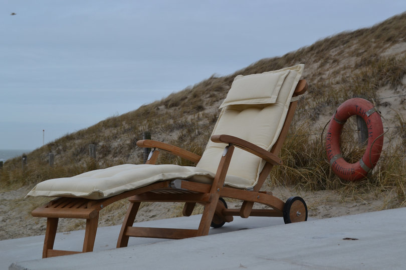 Victoria-Deckchair-1-Traditional-Teak.jpg