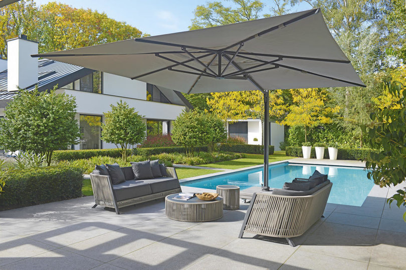 th_2018 Borek belt Cosenza sofa, coffee table & side table Wolterinck - parasol Porto 4x4.jpg