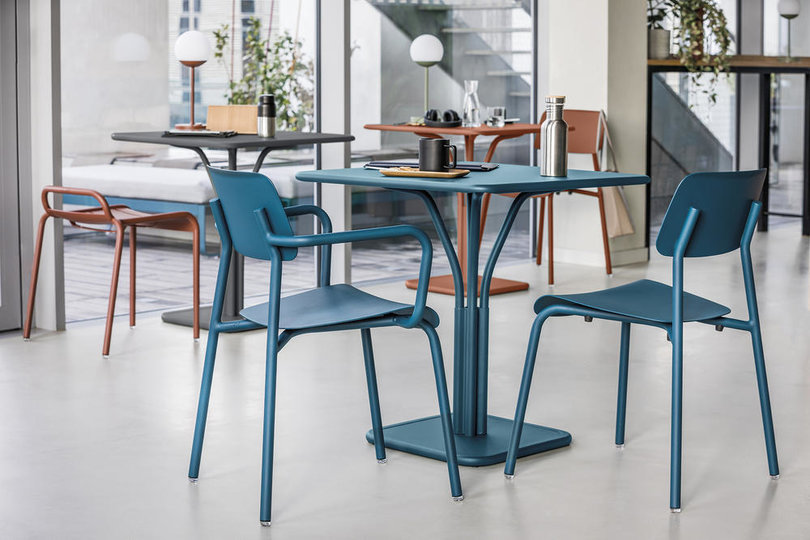 Fermob STUDIE_BLEU_ACAPULCO_LUXEMBOURG_CARBONE_VISUEL2022_ROMAIN_RICARD_3_BD.jpg
