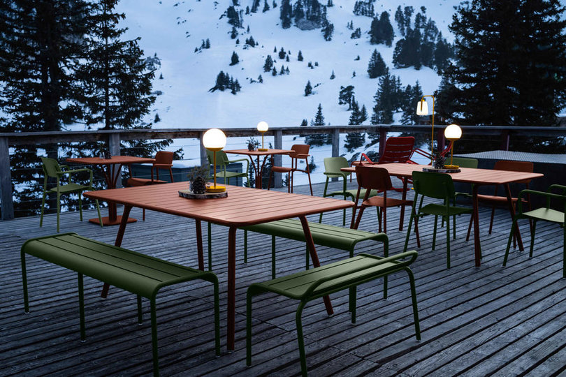 Fermob MOOON!_MIEL_LUXEMBOURG_CACTUS_OCRE_ROUGE_MONTAGNE_VISUEL2023_JULIEN_MAGRE_2_BD.jpg