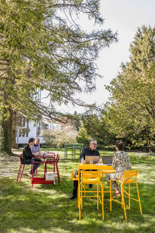 Fermob LUXEMBOURG_WORK_LUXEMBOURG_MIEL_PIMENT_TERRALUMIA_CREDIT_AGRICOLE_CENTRE_EST_CATALOGUECONTRACT2024_ROMAIN_RICARD_BD.jpg