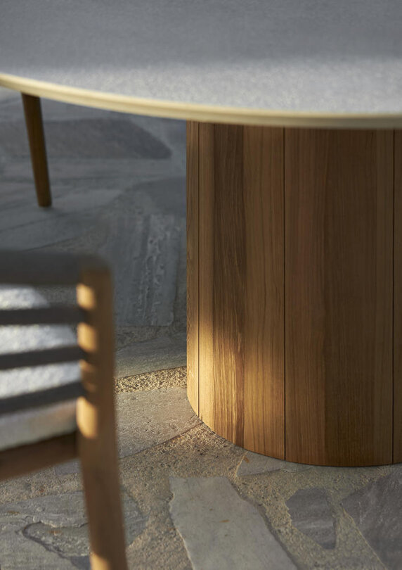 Royal Botania REGALIZ TABLE.jpg