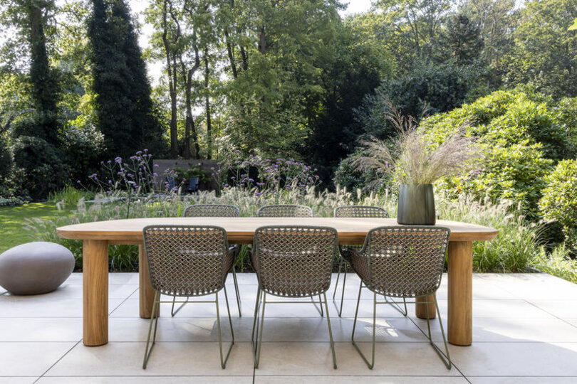 th_2025 M&L teak Tirrena table - galvanised steel fibre Alessio chair moss brique-linen  (2).jpg